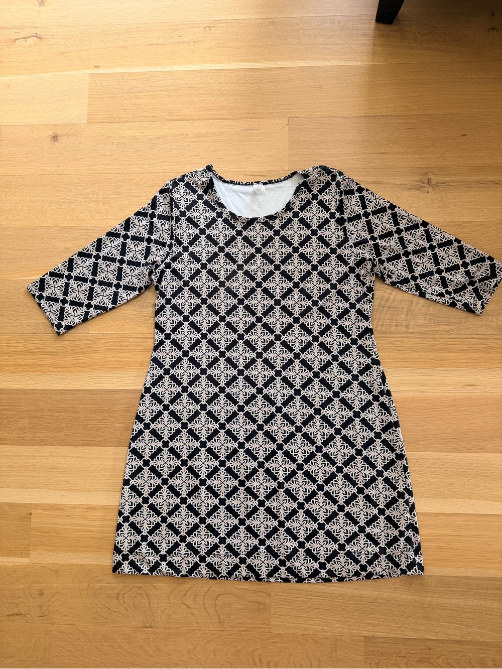 Women’s Black and Cream Patterned Shift Dress